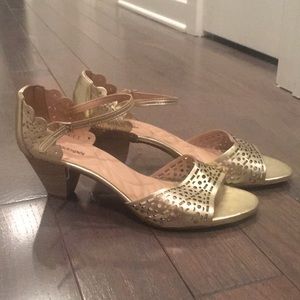 NWOT gold scallop sandal